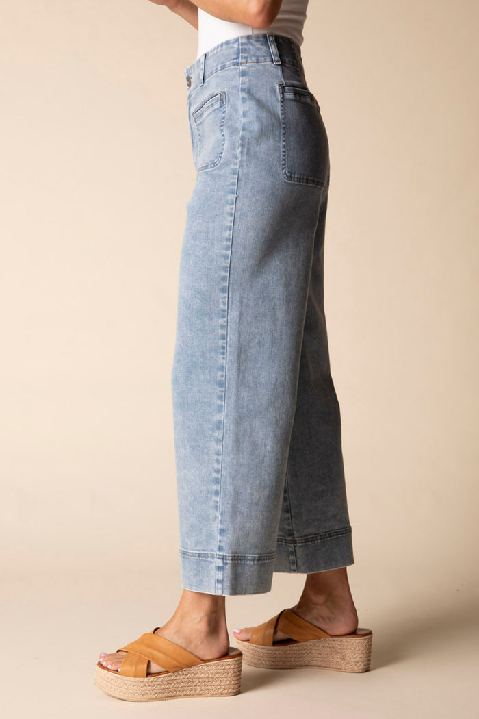 Crop Essential Jean in Light Denim