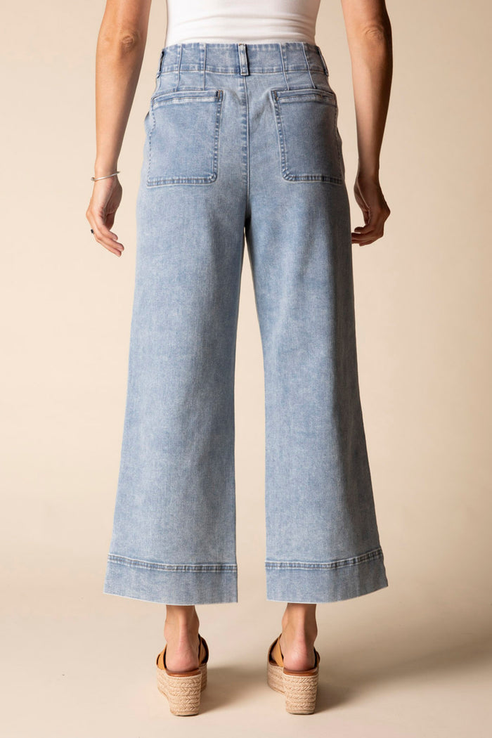 Crop Essential Jean in Light Denim