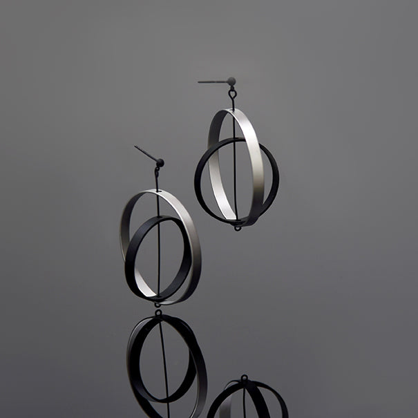 Axle Earrings Black Silver