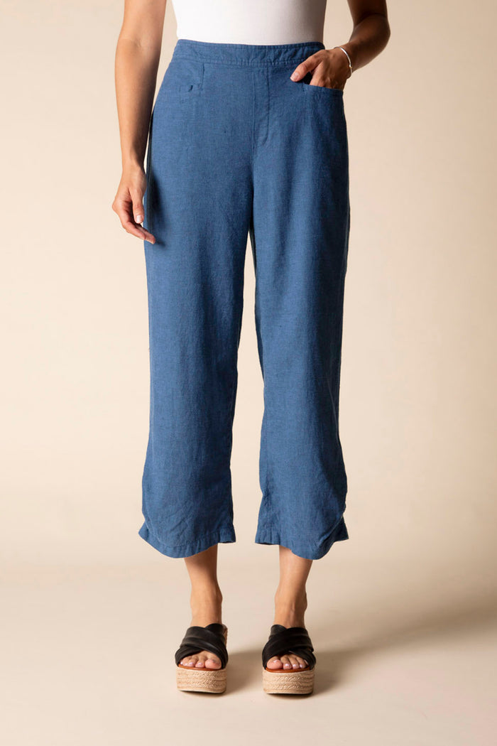 Pleat Button Capri in Navy