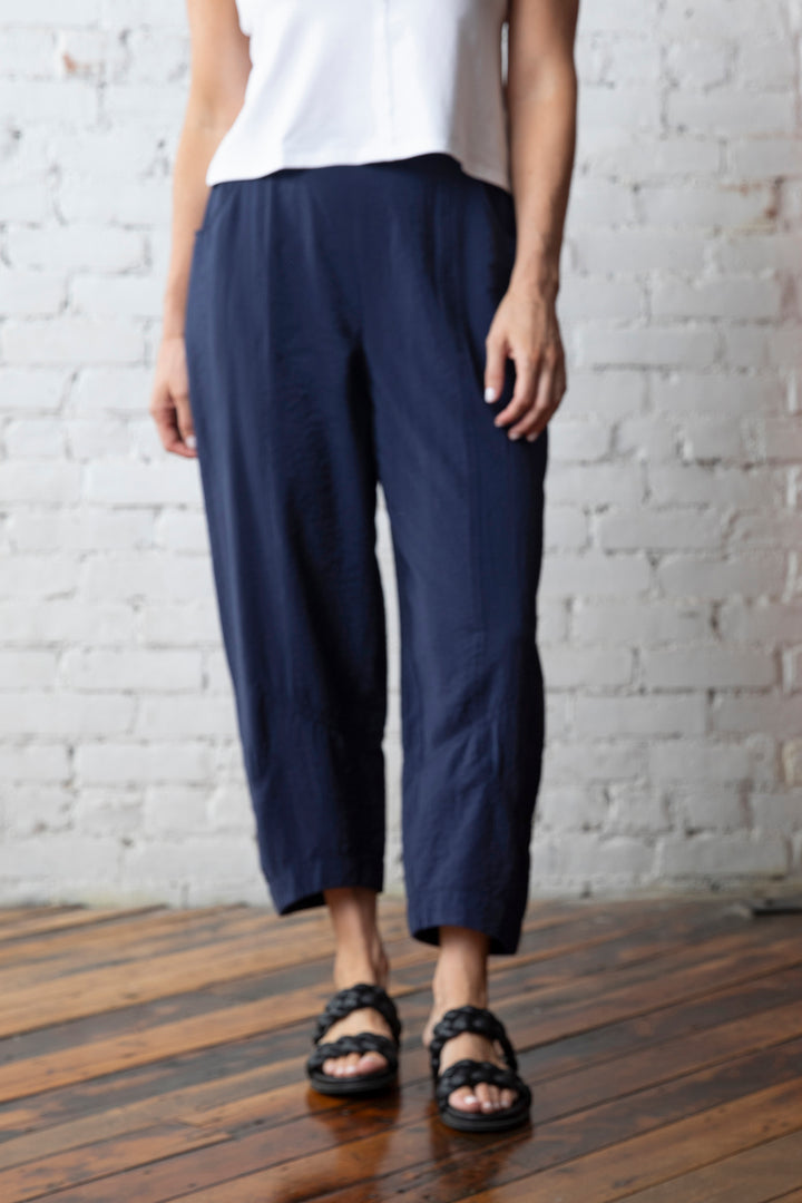 Crinkle Solid Seamed Lantern Pant in Navy