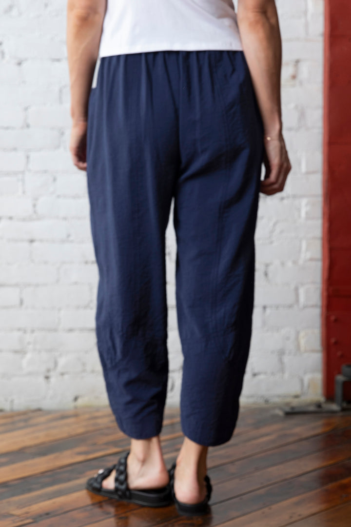 Crinkle Solid Seamed Lantern Pant in Navy