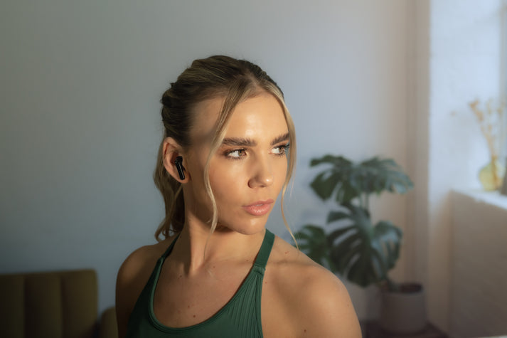 Skim Wireless Earbuds in Black
