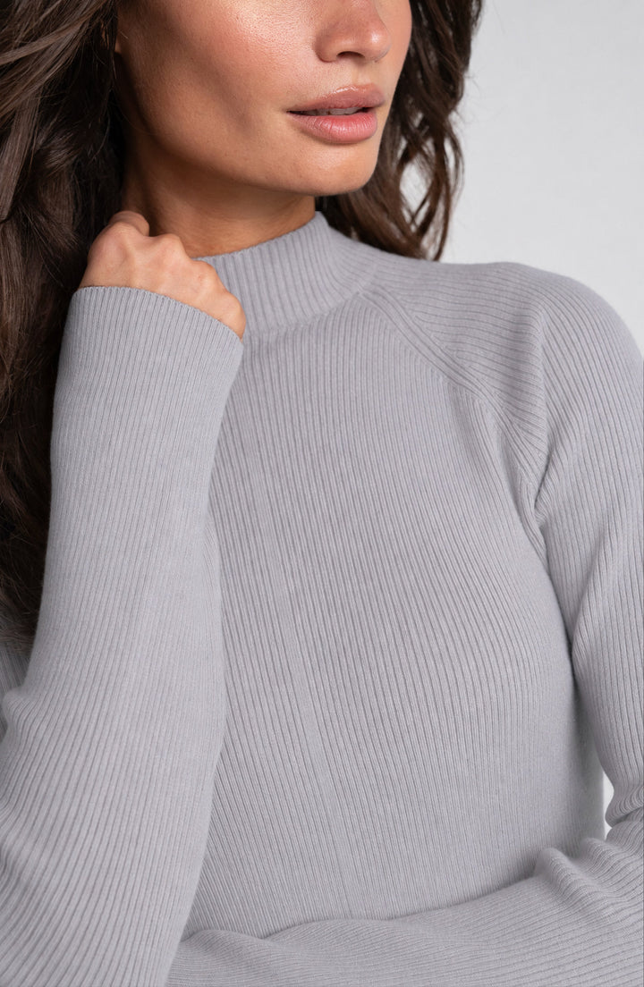 Long Sleeve Turtleneck Sweater in Light Heather Grey