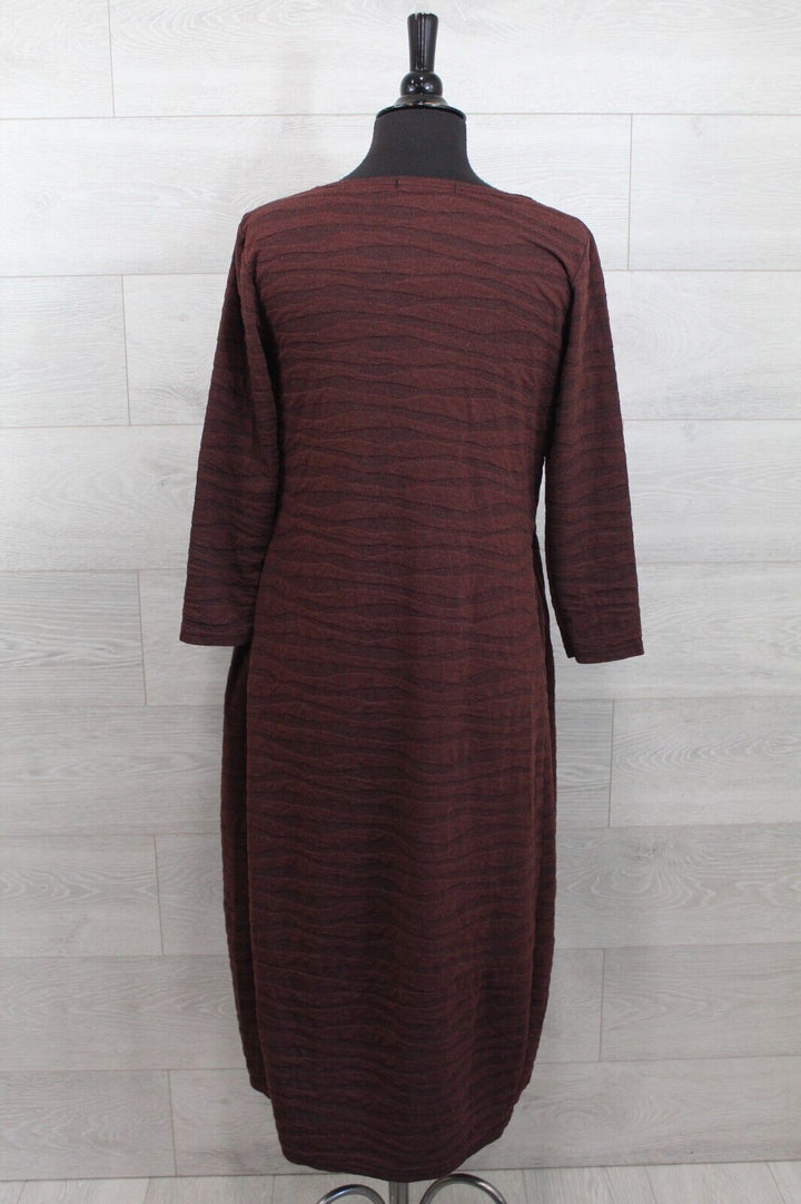 Textured 3/4 Sleeve Dress in Barnwood Red