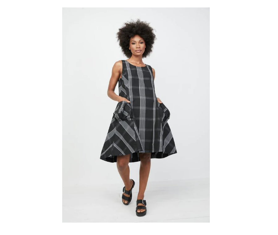 Perfect Sculpt Plaid Artist Dress in Black Plaid